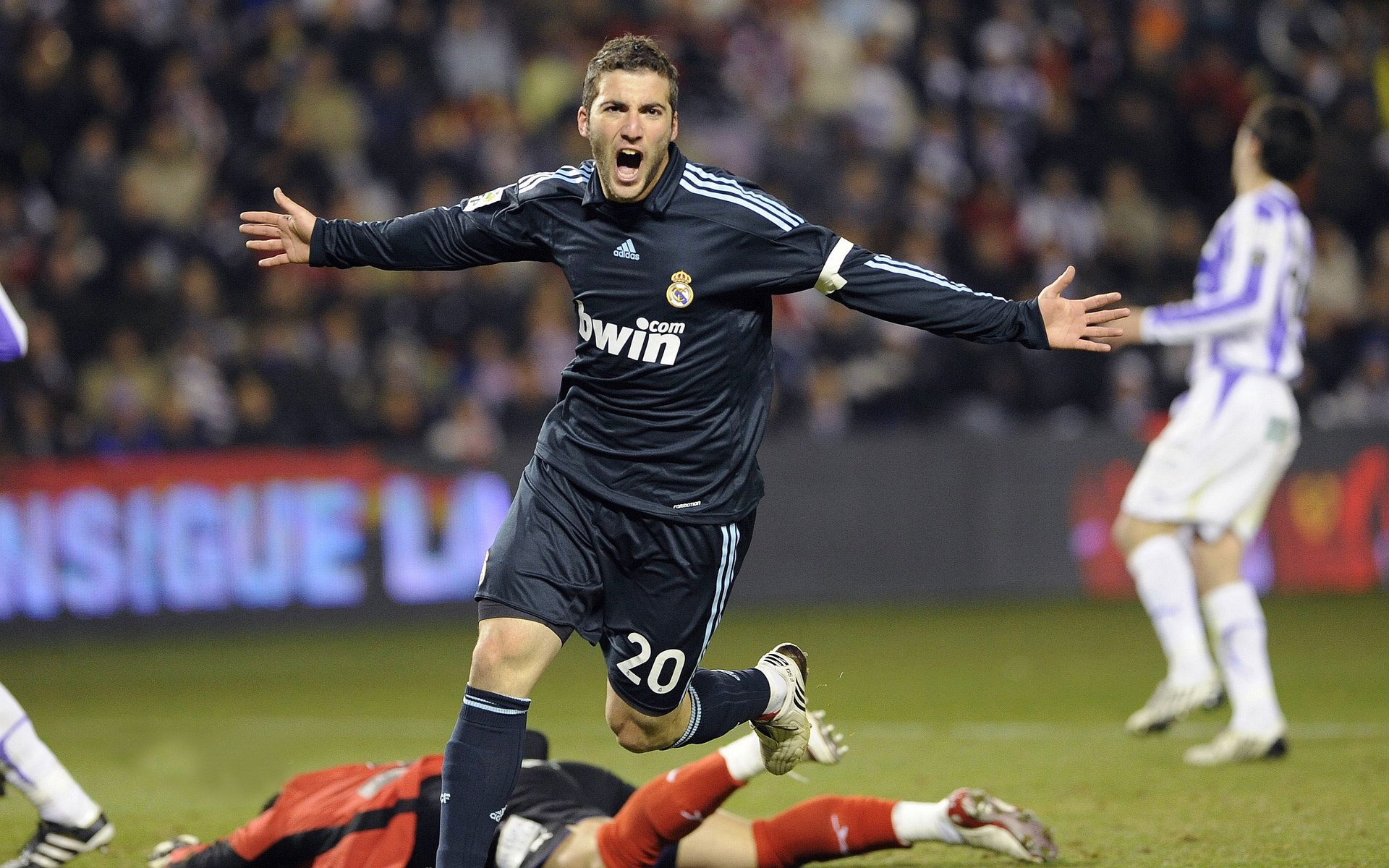 开云体育-英超争冠之夜，范戴克攻防两端统治，当凡人肉身筑起叹息之墙